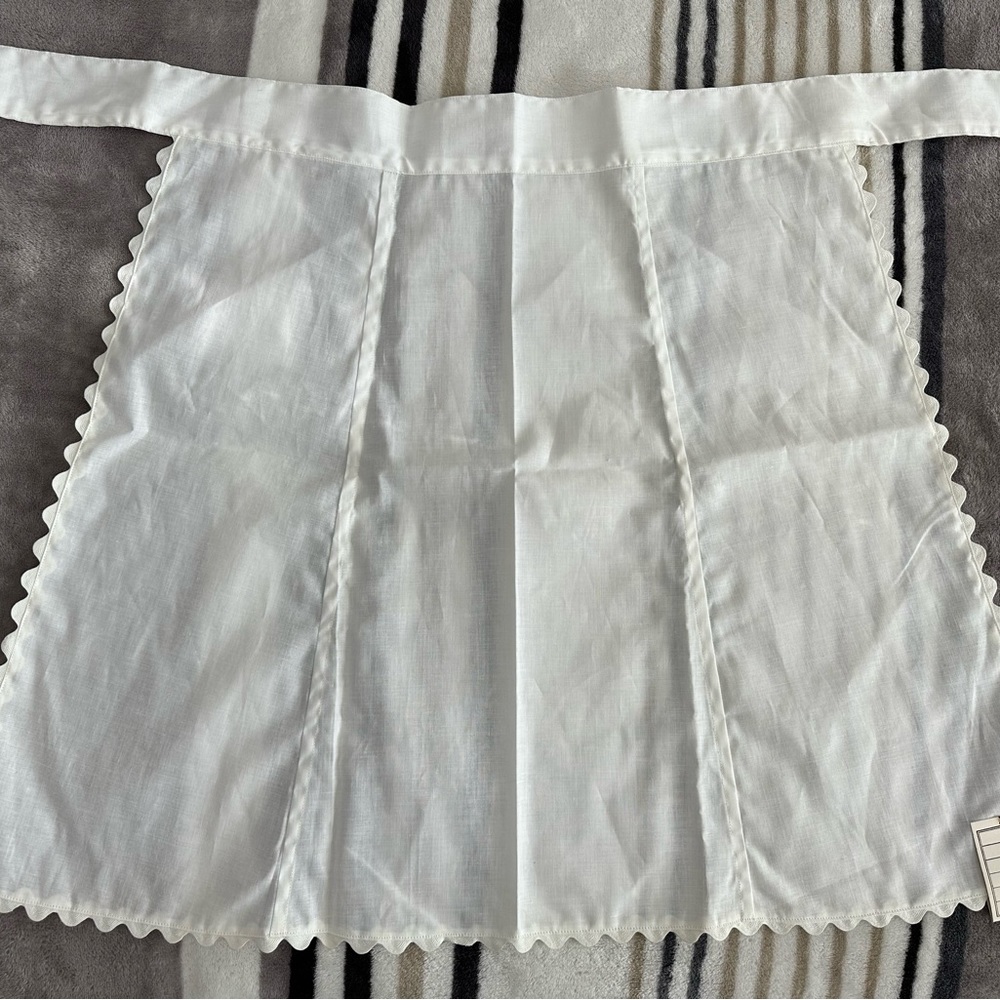 Vintage White Apron with Scalloped Edges - Picture 2 of 4